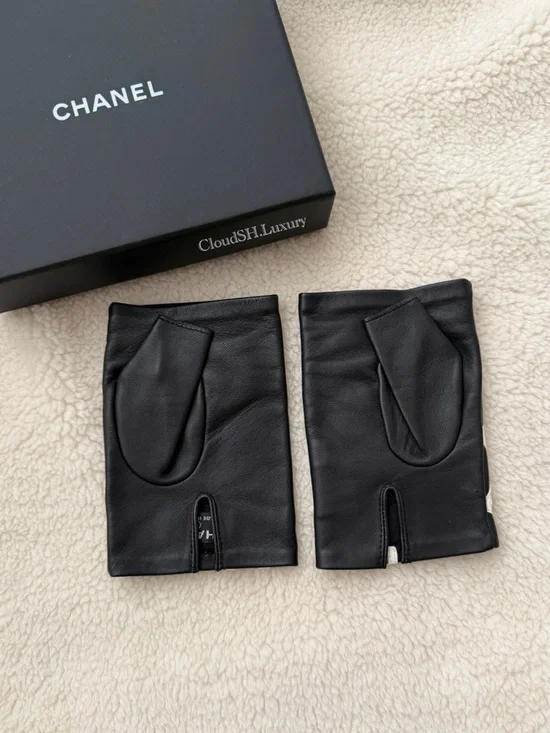 Auth Chanel 22S All Over CC logo Black Leather Fingerless Gloves - Kept Unused - Picture 2 of 9